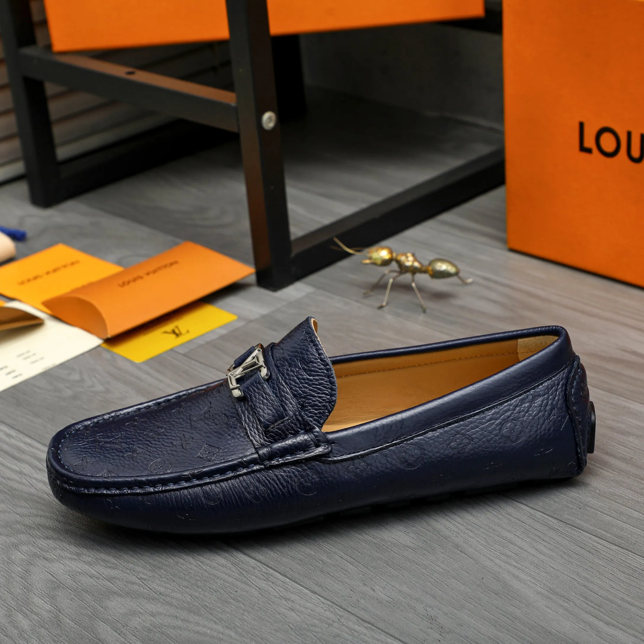 Men's shoes 💰p420 Product trademark: LV (Louis Vuitton) casual slip-on men's shoes Regular size: 38-44 Product material: Selected pebbled cowhide embossed upper, sheepskin lining, rubber outsole